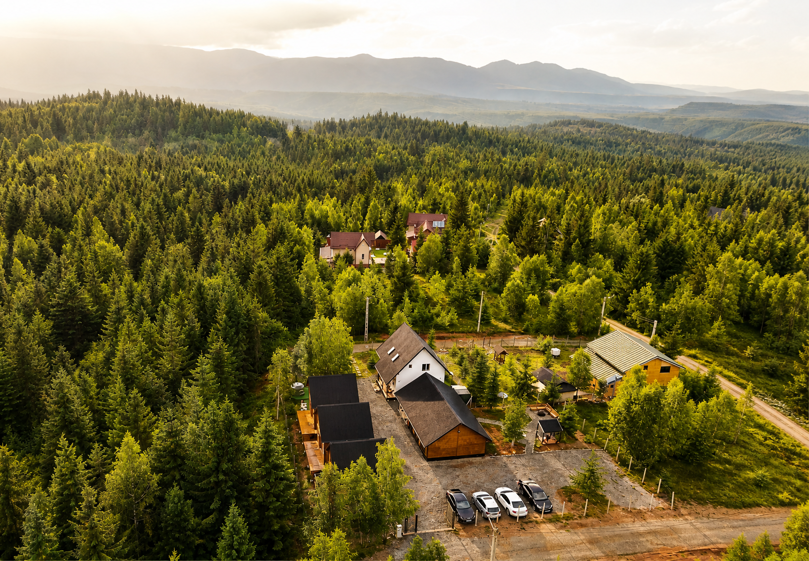 Vedere de ansamblu complex Apusenity, cabane și facilități în Munții Apuseni